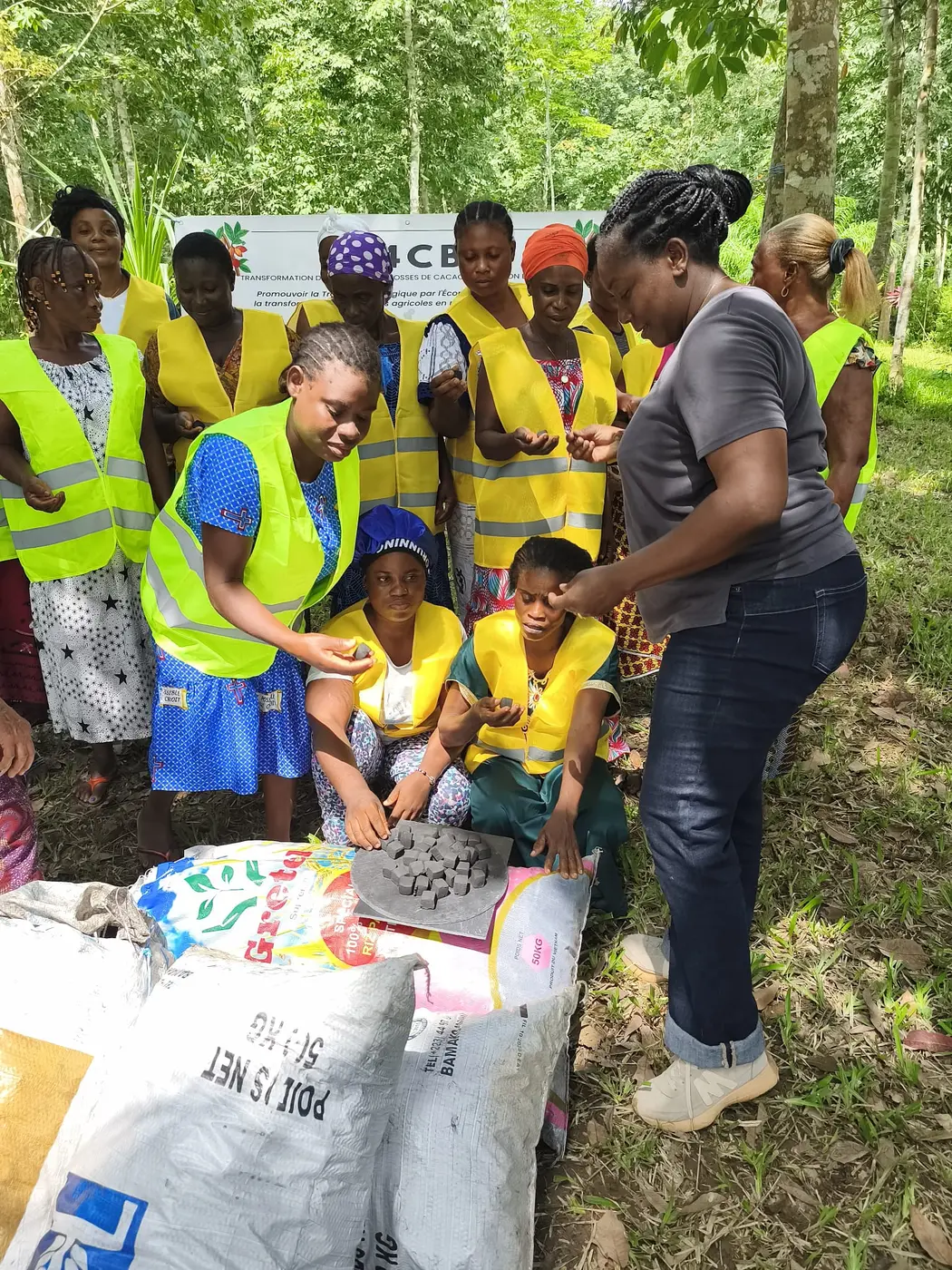 Participantes au programme T4CB pendant une démonstration de terrain