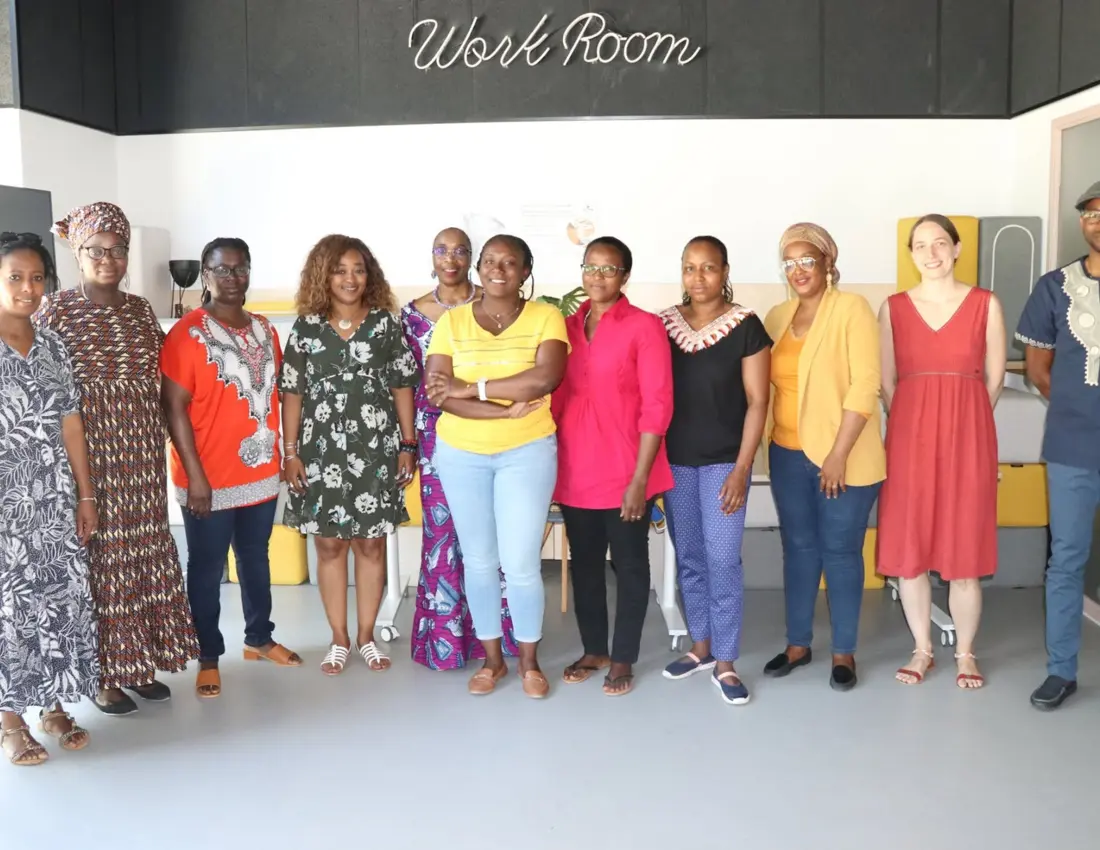 Groupe de participantes et participants réunis dans une salle de travail