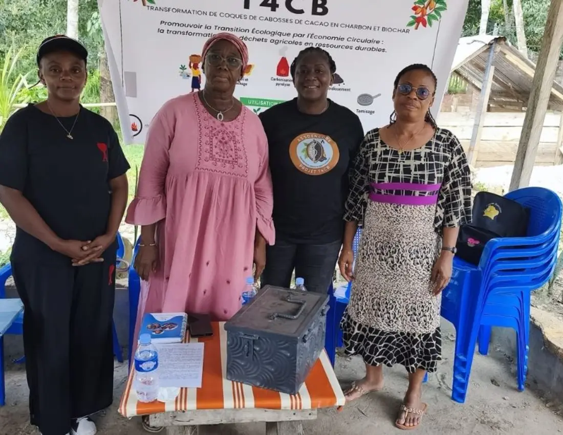 Formatrices réunies pendant une activité du programme T4CB