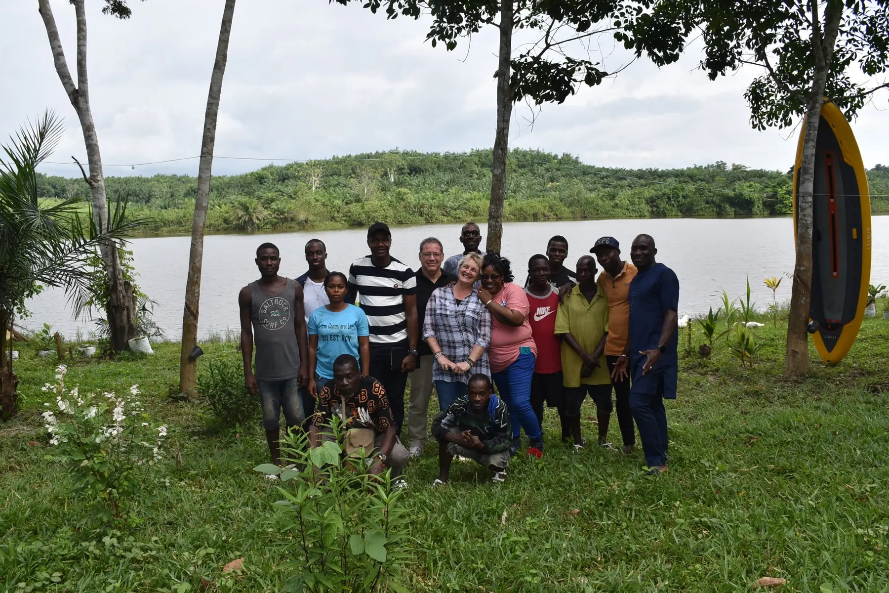 Groupe réuni au bord d’un plan d’eau dans le cadre d’une action d’Assoencore