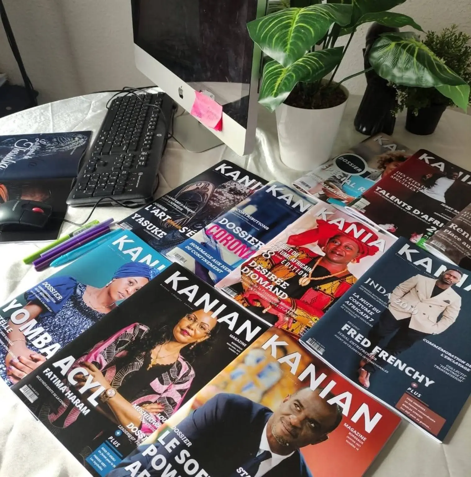 Plusieurs numéros de KANIAN Magazine présentés sur une table de travail