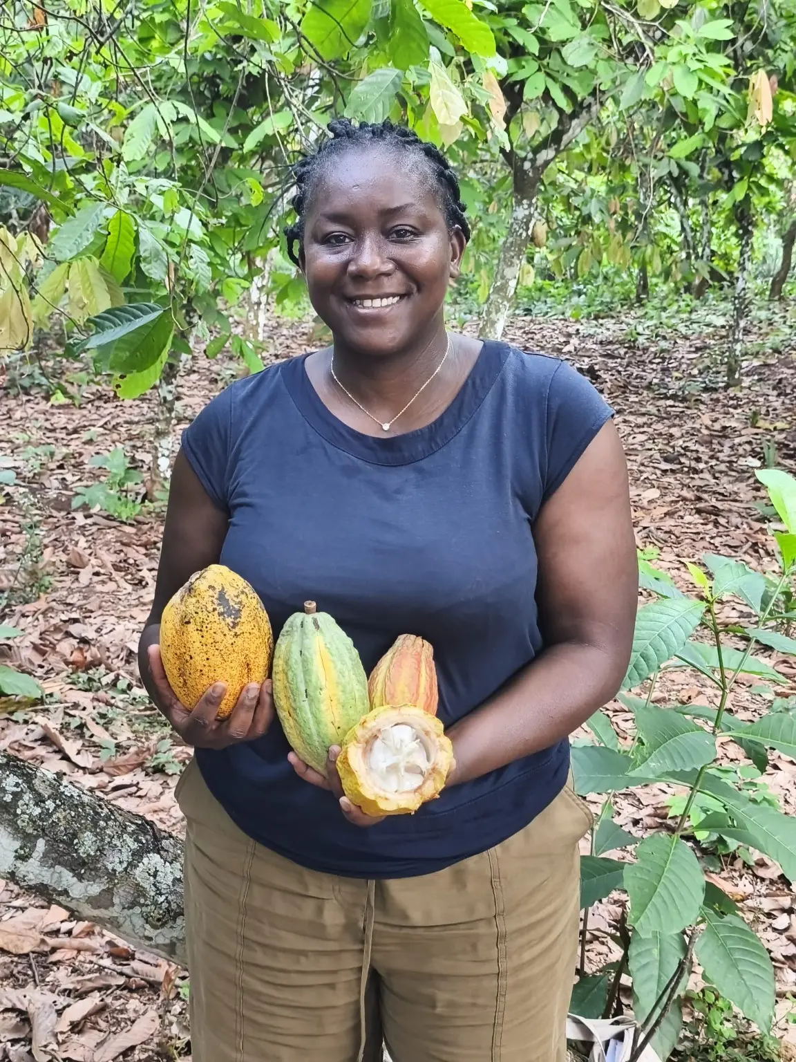 Participante présentant des cabosses de cacao sur le terrain