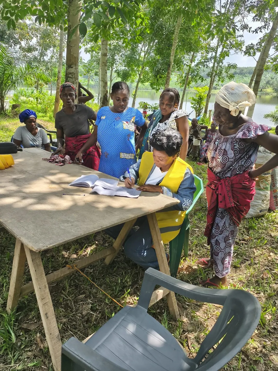 Participantes réunies autour d’une table pendant une activité T4CB